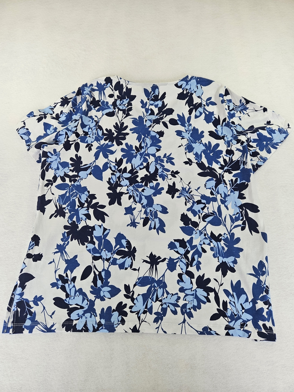 Alfred Dunner Blue and White Floral V-Neck Top Womens Size Med - Picture 4 of 7